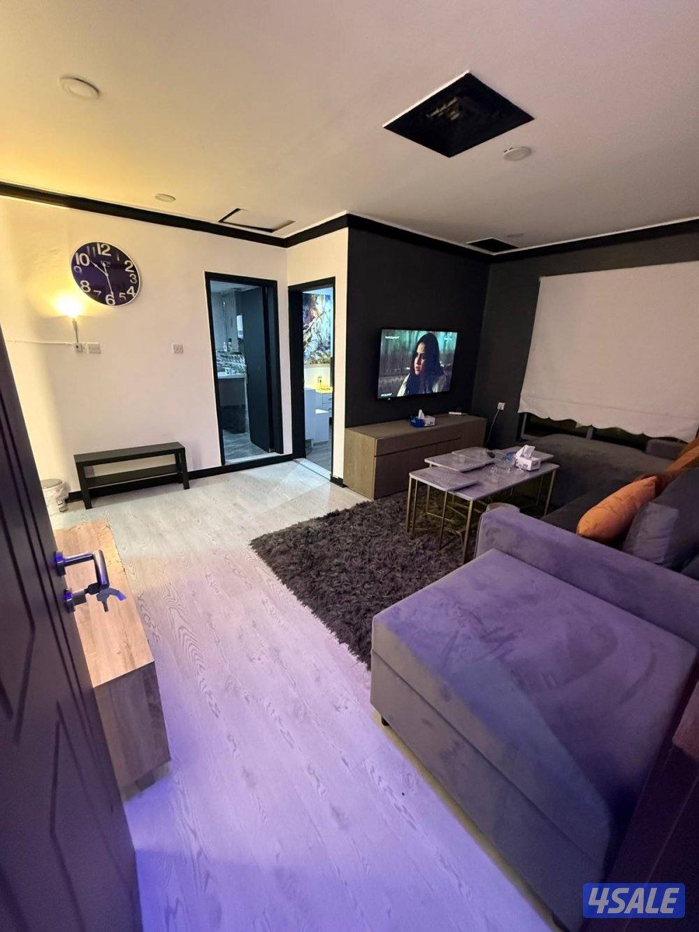 يوجد لدينا شقق الايجار غرفه وصاله ومطبخ وحمام تشطيب سوبر لوكس يوجد1