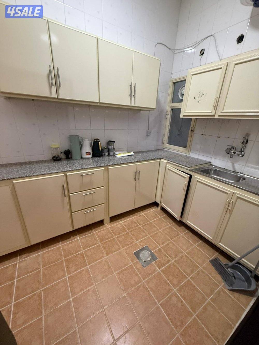 يوجد لدينا شقق الايجار غرفه وصاله ومطبخ وحمام تشطيب سوبر لوكس يوجد8