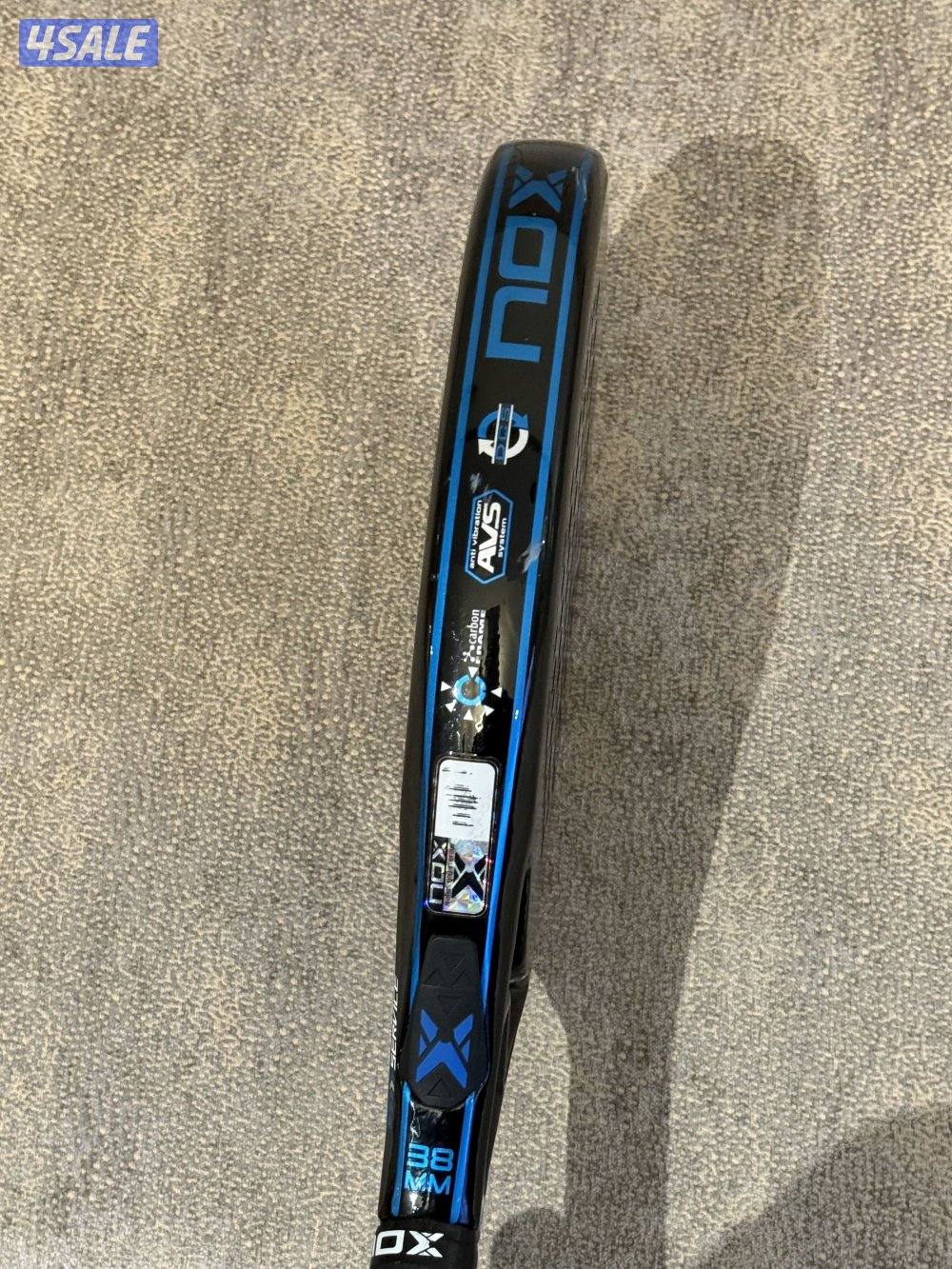 مضرب بادل أستعملته استعمال بسيط فيه شوية خدوشات خفيفه0