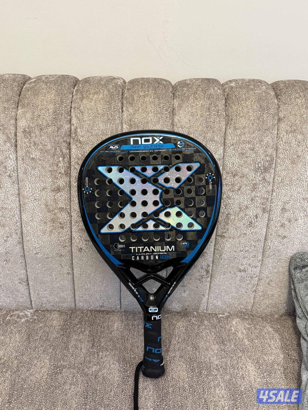 مضرب بادل أستعملته استعمال بسيط فيه شوية خدوشات خفيفه1