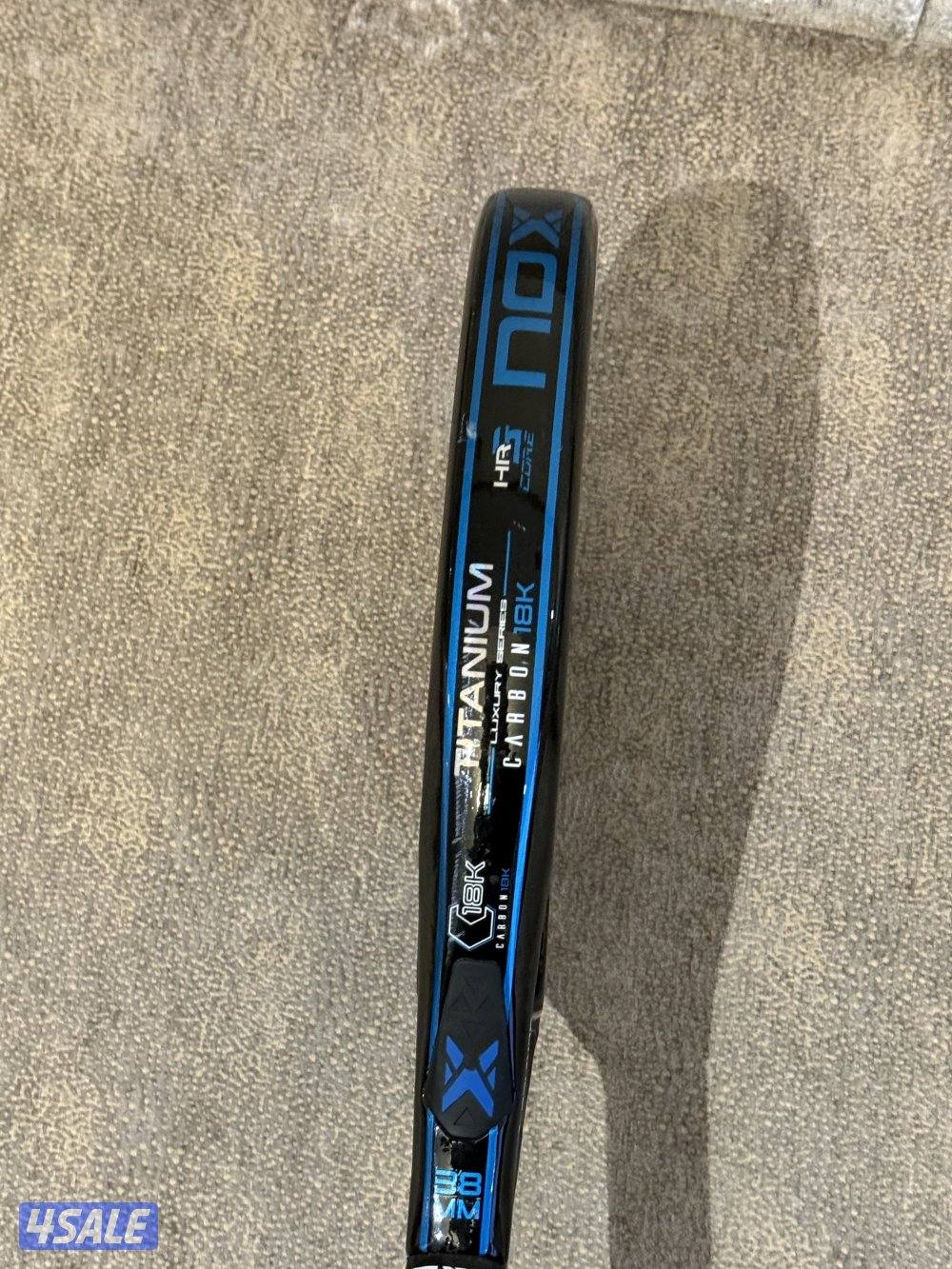 مضرب بادل أستعملته استعمال بسيط فيه شوية خدوشات خفيفه2