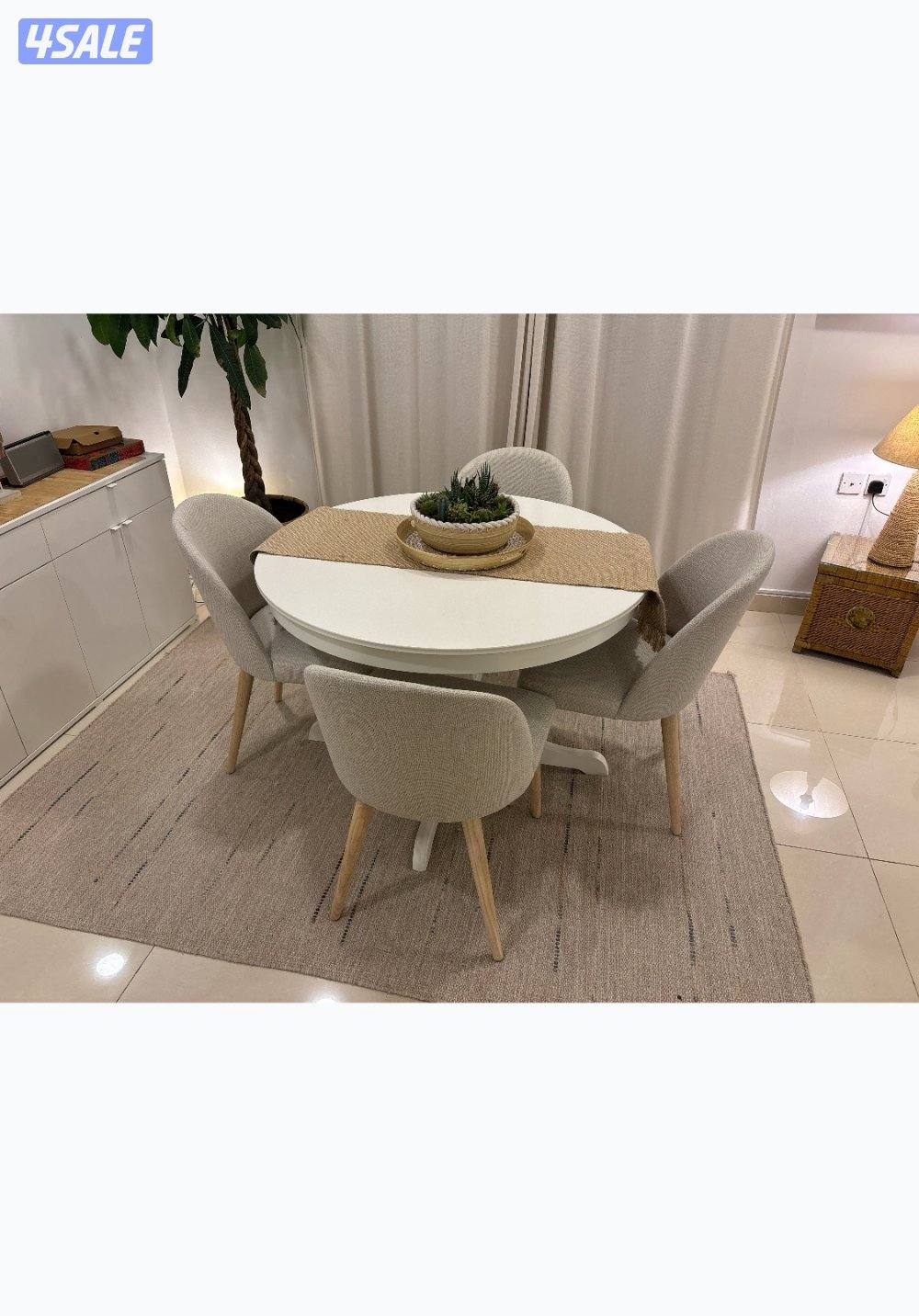 Table with 4 Chairs. Excellent Condition0