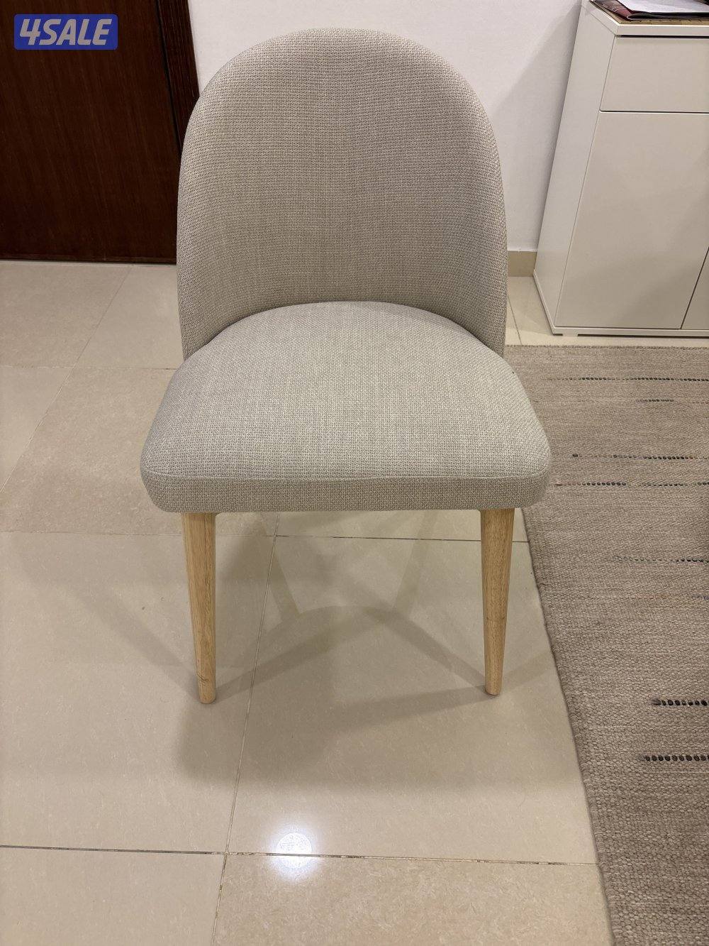 Table with 4 Chairs. Excellent Condition1