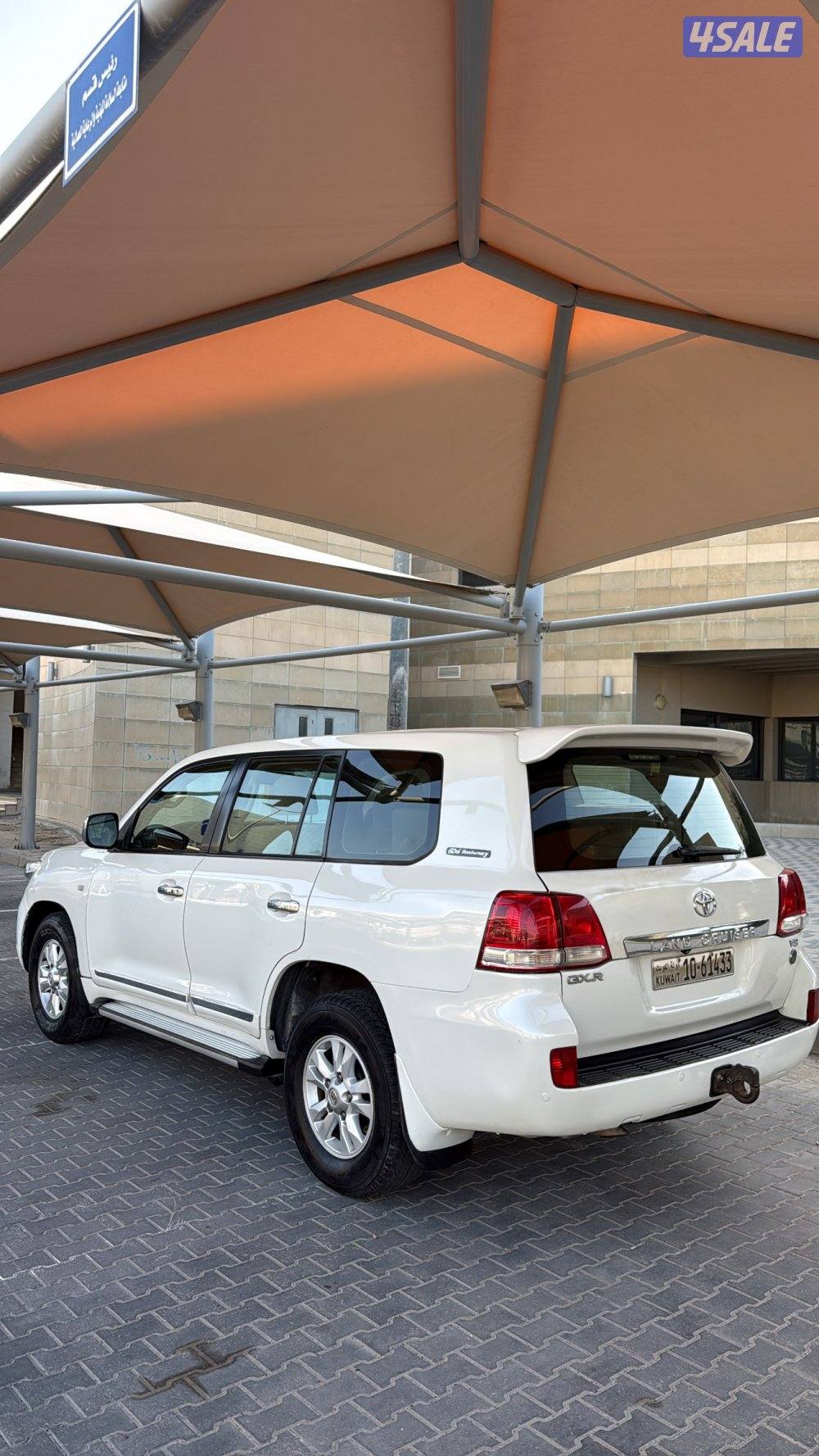 للبيع لاند 2011 V81