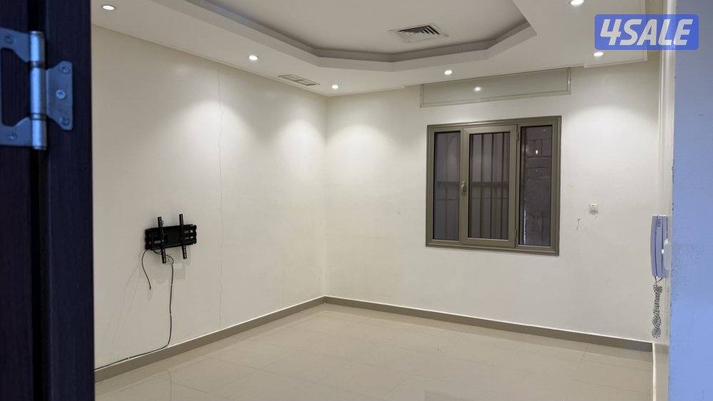 للايجار شقة بالرقة مدخل معزول يوجد اصنصنير0