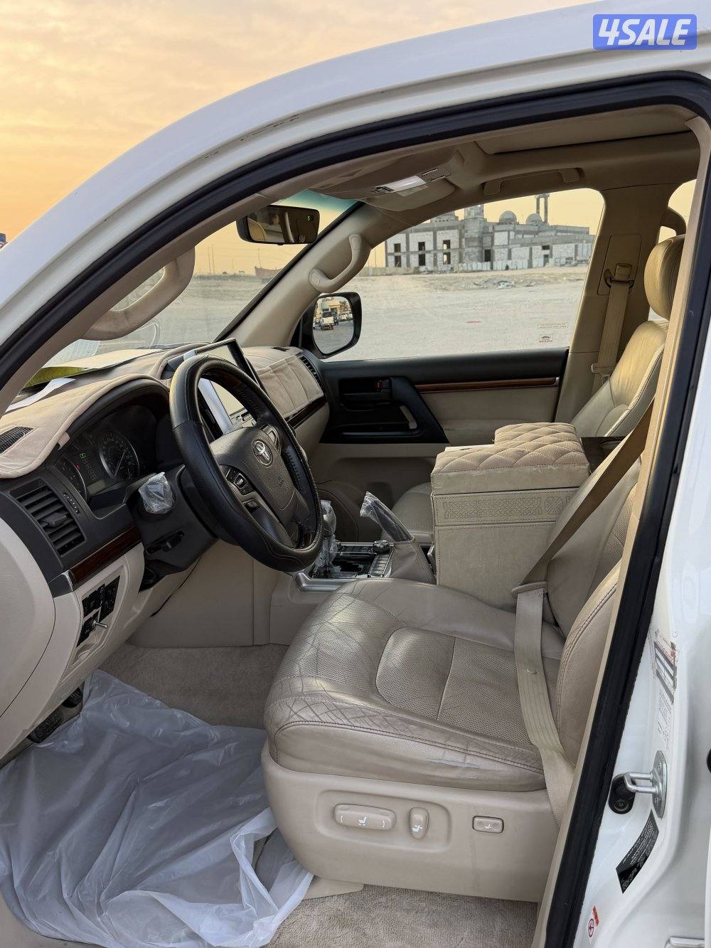 للبيع لاندكروزر موديل ٢٠١٨ ابيض صدفي كامل المواصفات ٨ سلندر شرط الفحص2