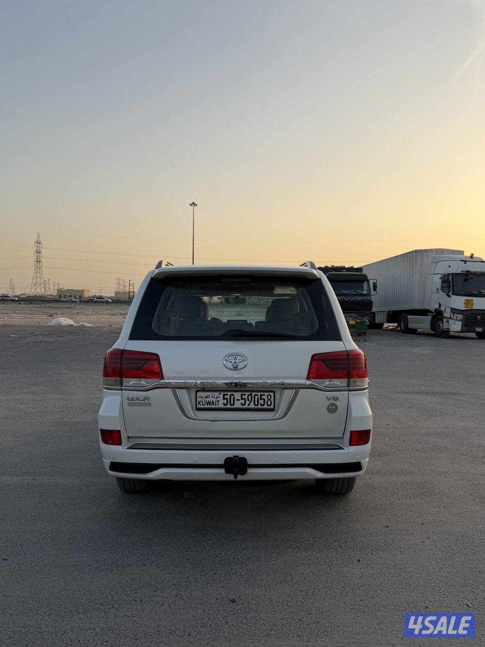 للبيع لاندكروزر موديل ٢٠١٨ ابيض صدفي كامل المواصفات ٨ سلندر شرط الفحص3