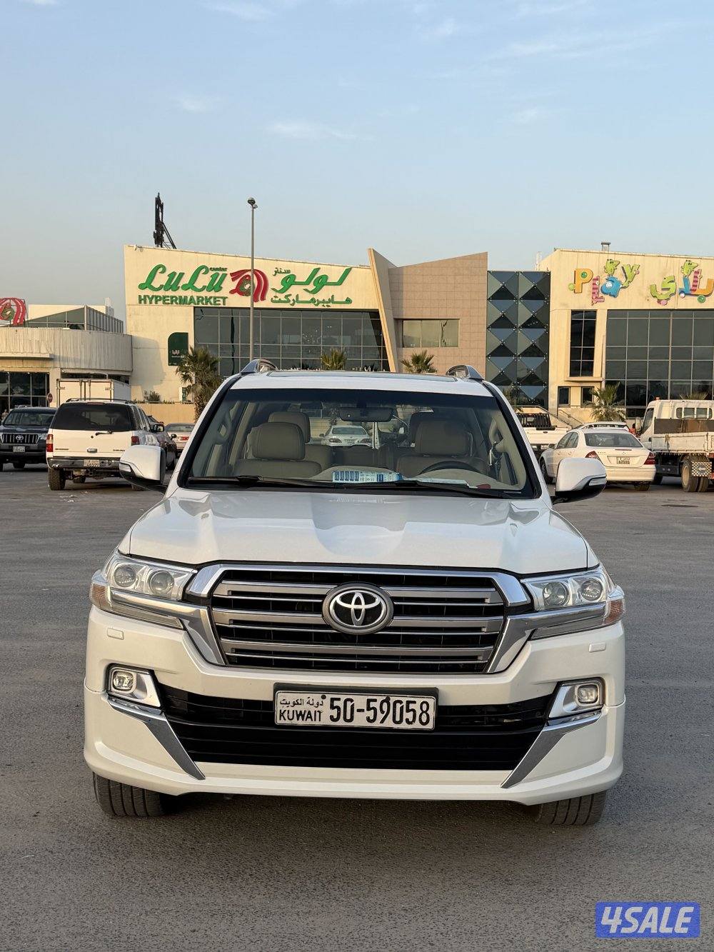 للبيع لاندكروزر موديل ٢٠١٨ ابيض صدفي كامل المواصفات ٨ سلندر شرط الفحص4