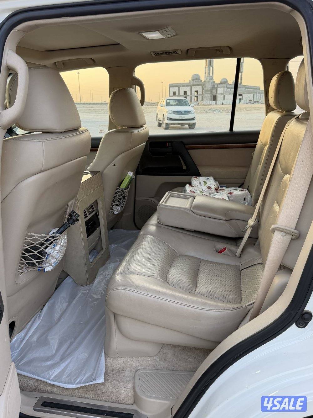 للبيع لاندكروزر موديل ٢٠١٨ ابيض صدفي كامل المواصفات ٨ سلندر شرط الفحص5