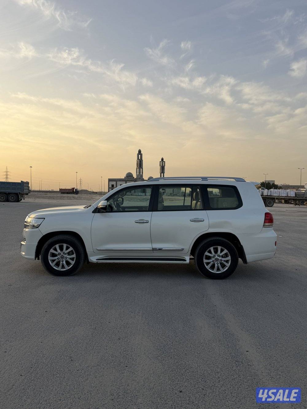 للبيع لاندكروزر موديل ٢٠١٨ ابيض صدفي كامل المواصفات ٨ سلندر شرط الفحص6