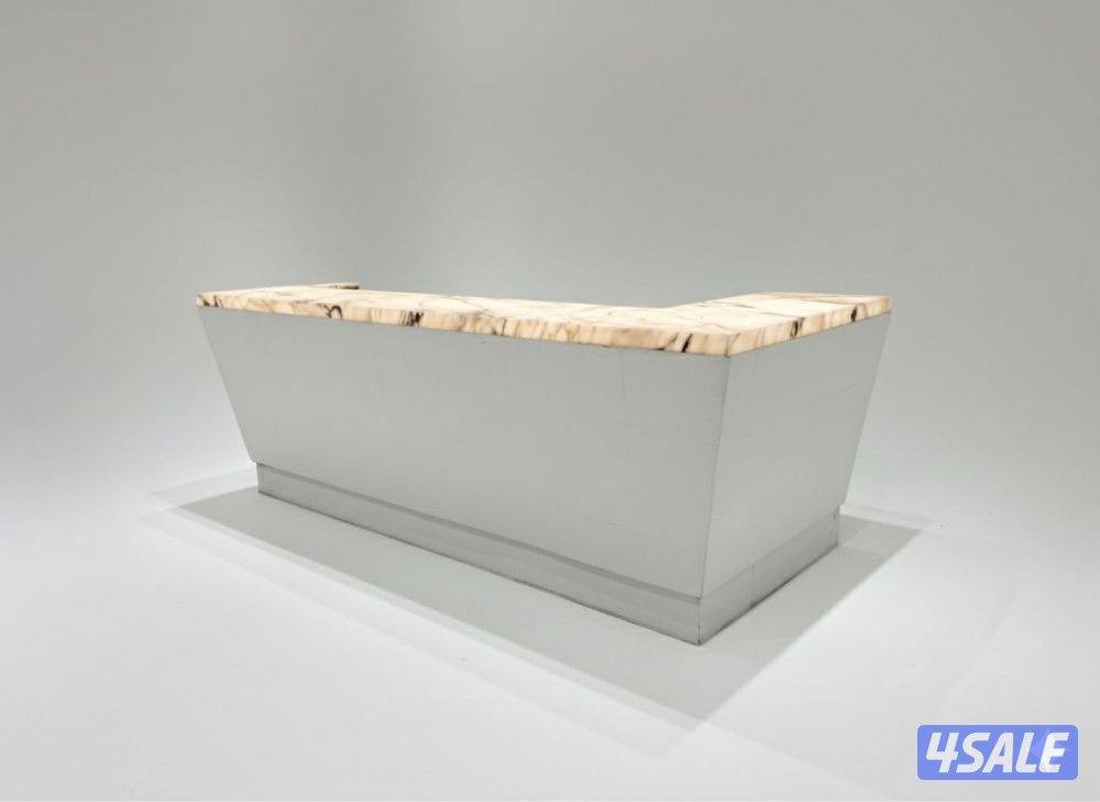 للبيع بار خشب ورخام وقنفة كراسيها متحركة0