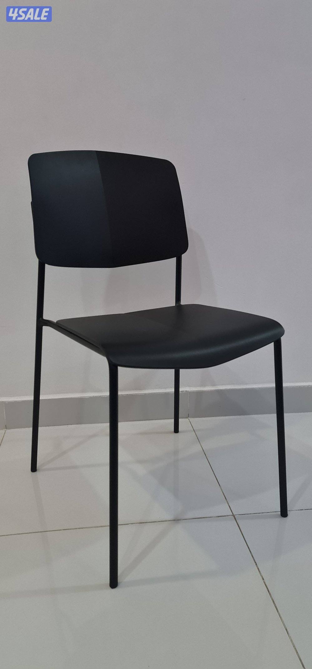 كرسي عدد ١٢ و طاولة عدد ٣ لون أسود مناسب للكافيه أو المطعم0