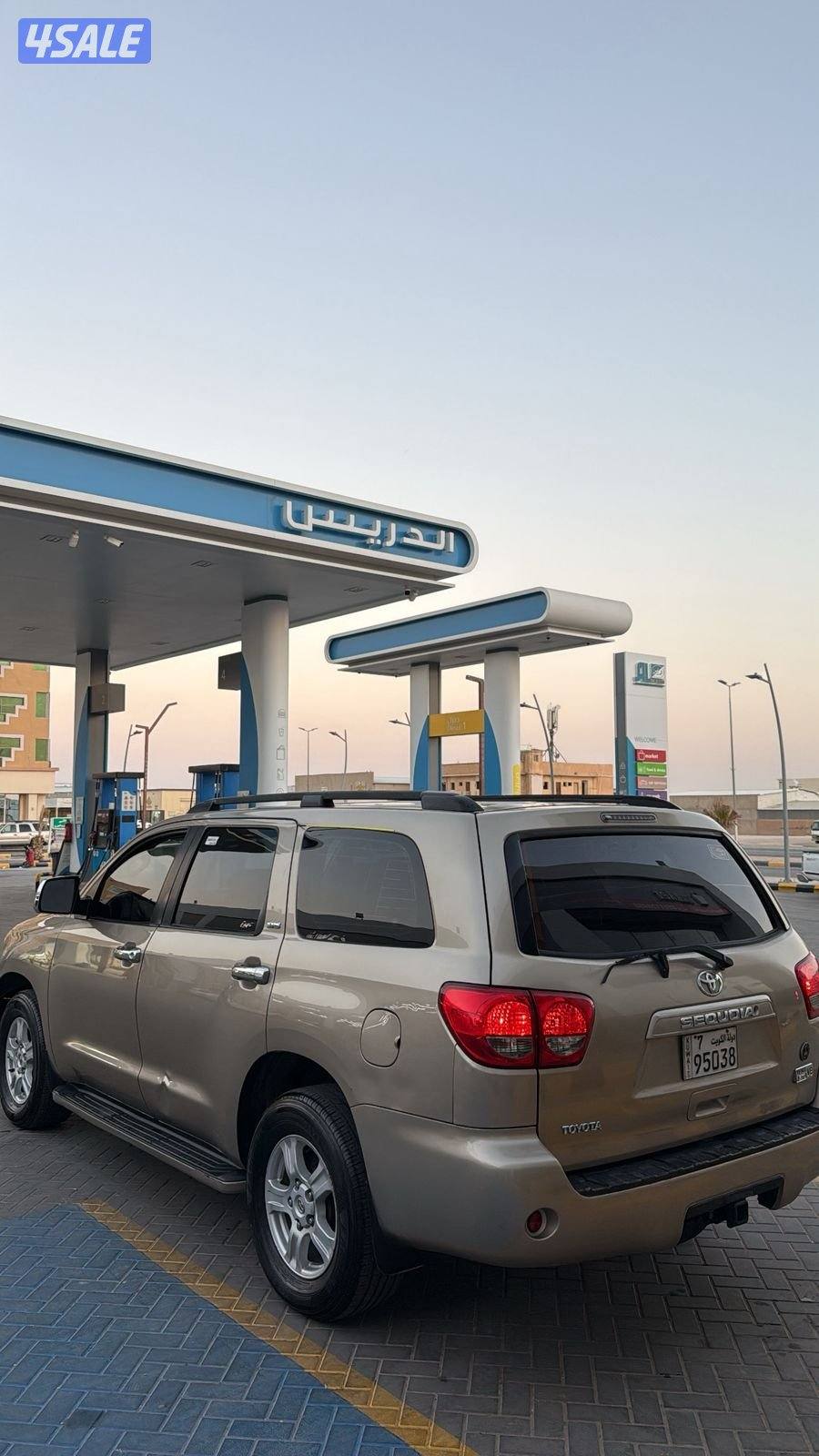 سكويا مديل 2009 ذهبي من داخل بيج2