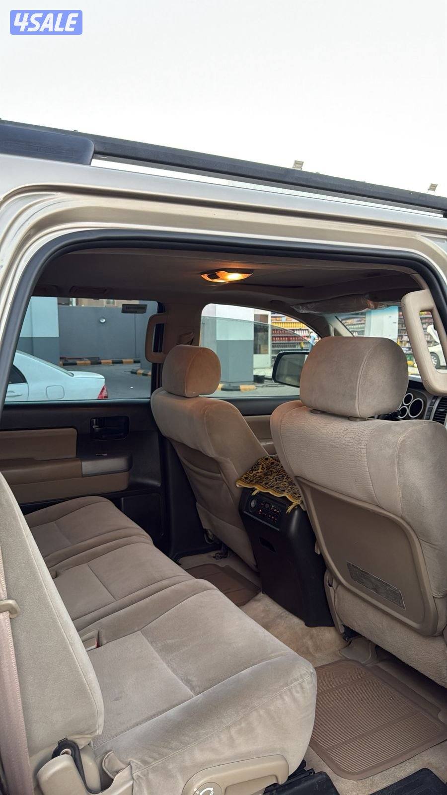 سكويا مديل 2009 ذهبي من داخل بيج3