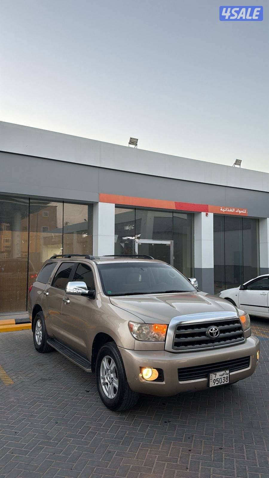 سكويا مديل 2009 ذهبي من داخل بيج5