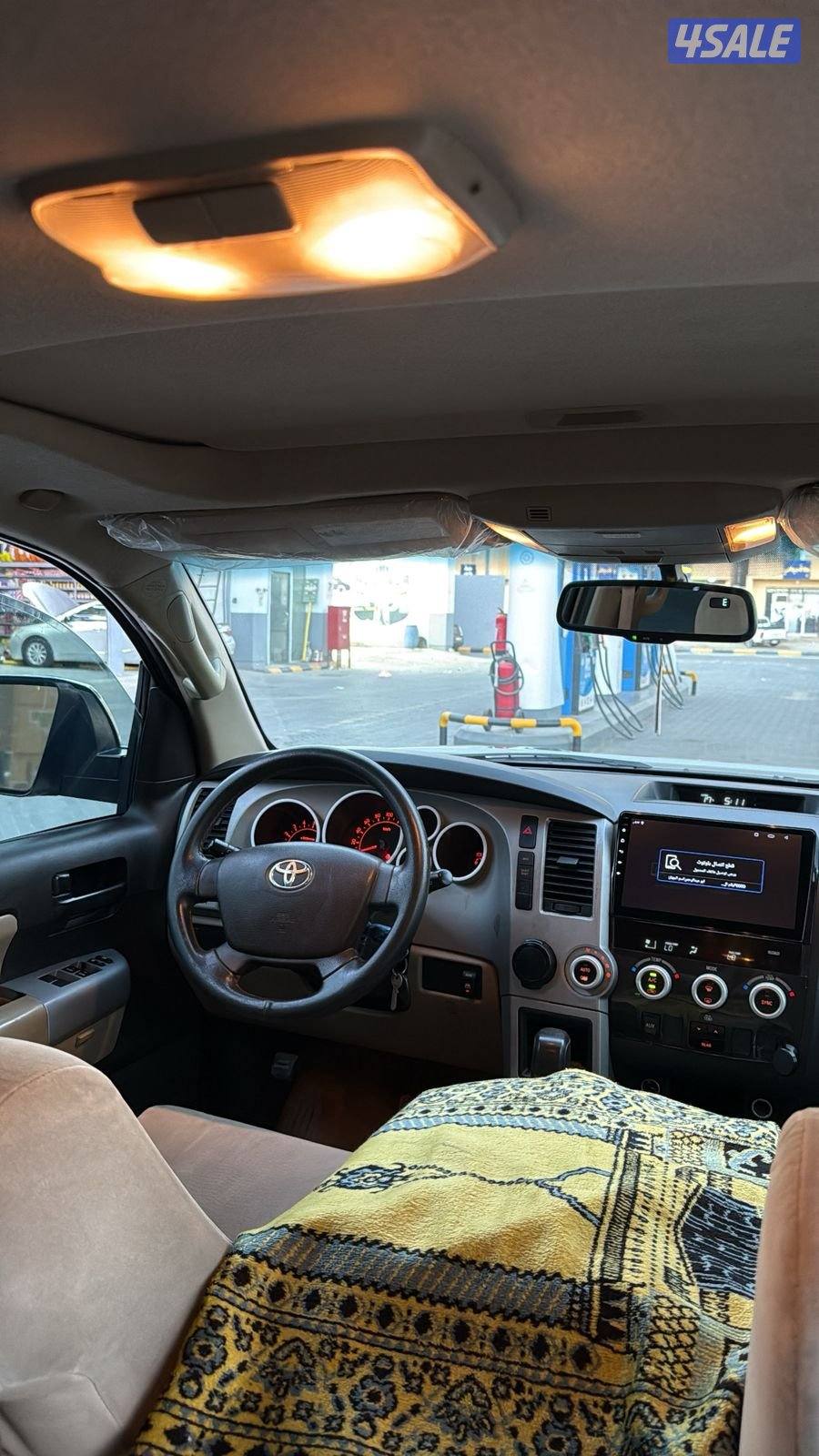 سكويا مديل 2009 ذهبي من داخل بيج6