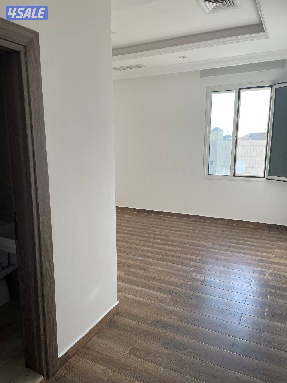 للإيجار شقه مميزه على البحر ٤ غرف نوم ٢ ماستر مع صاله كبيره0