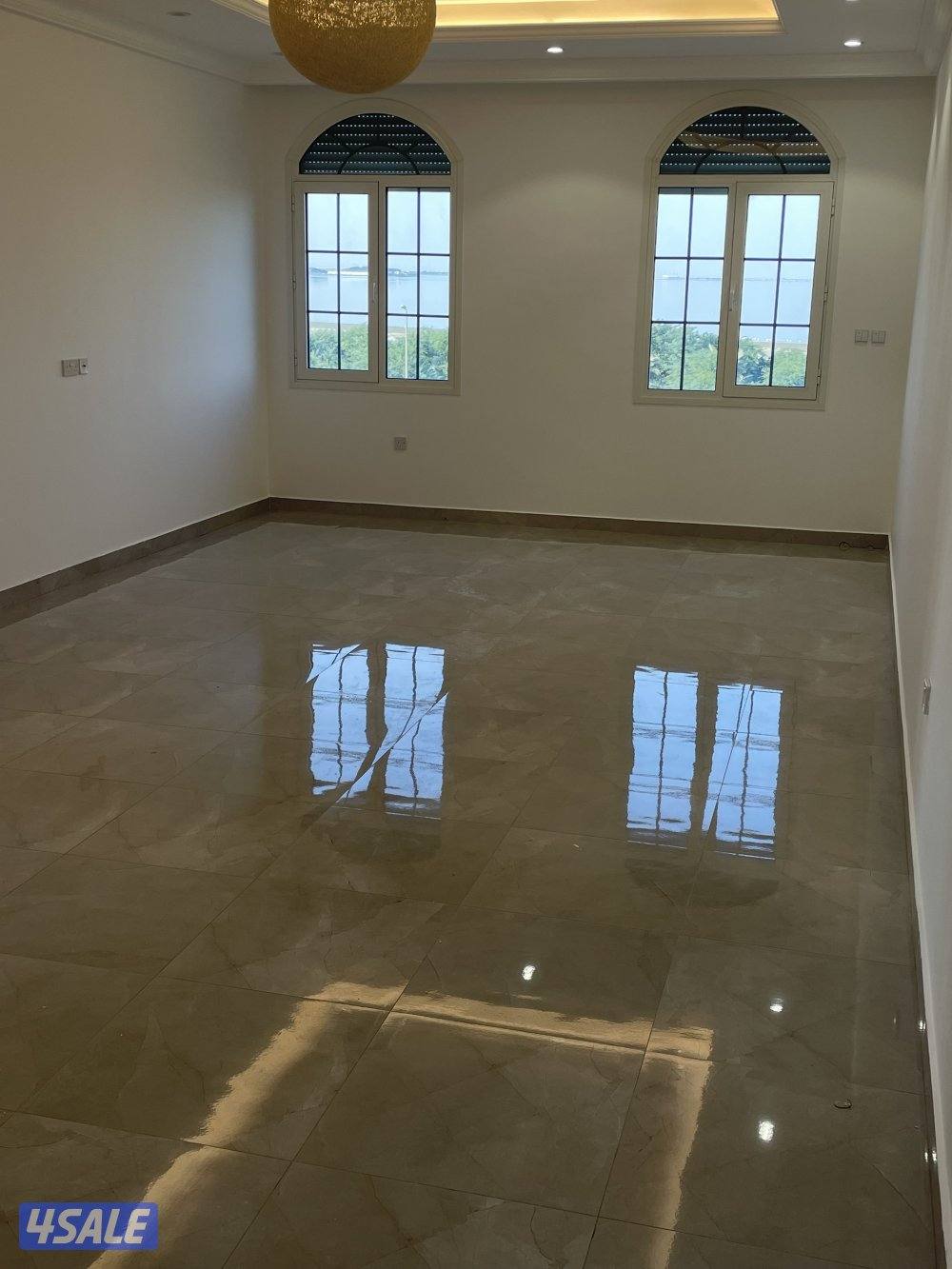 للإيجار شقه مميزه على البحر ٤ غرف نوم ٢ ماستر مع صاله كبيره1