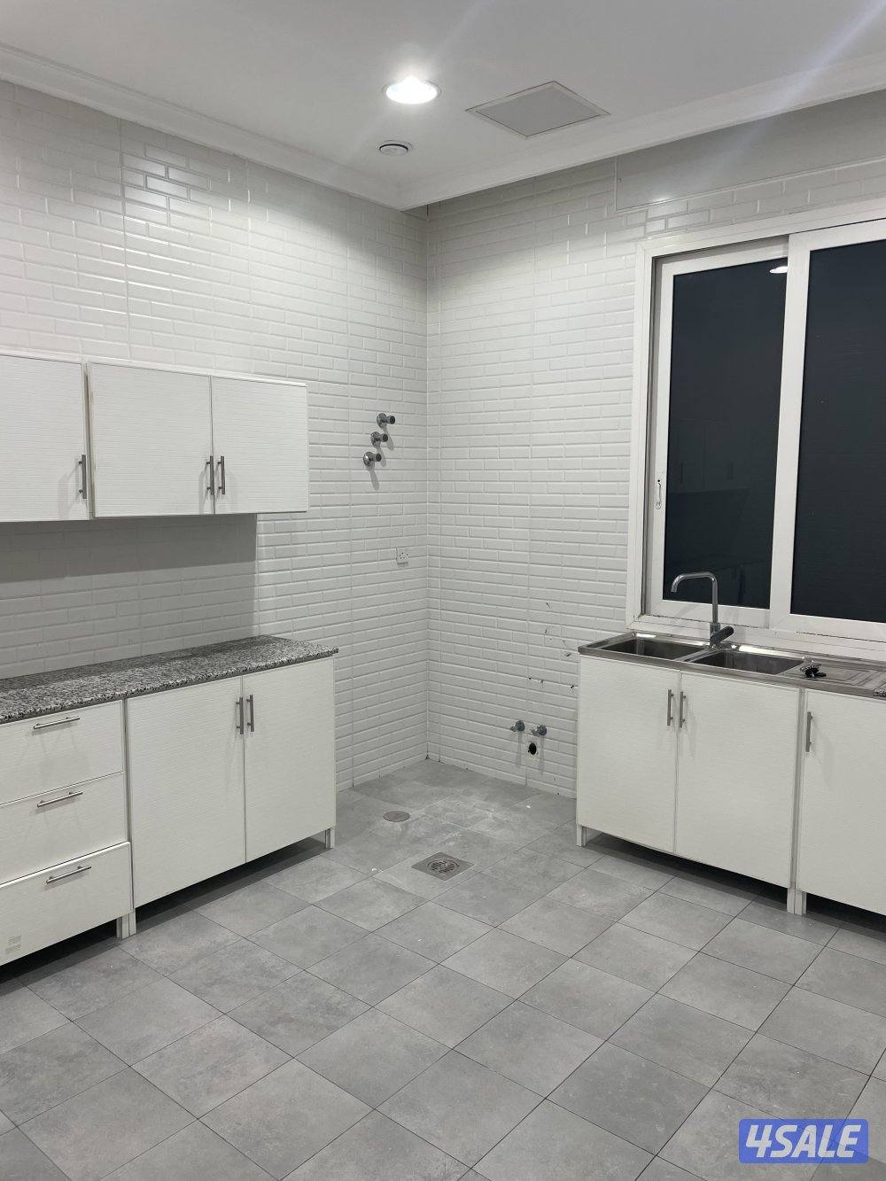 للإيجار شقه مميزه على البحر ٤ غرف نوم ٢ ماستر مع صاله كبيره3