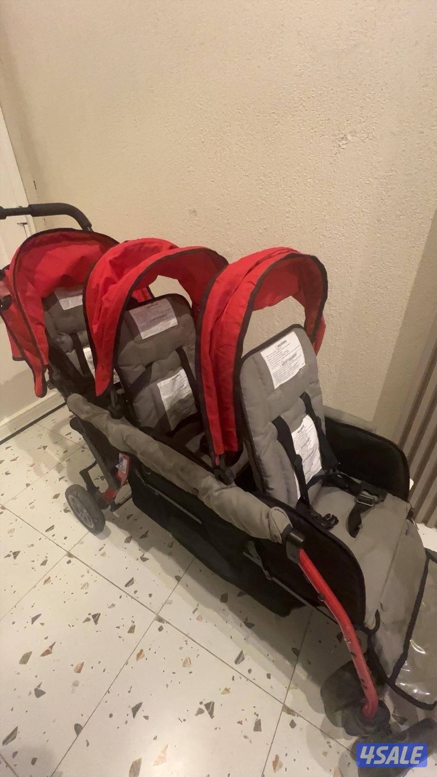 عربانه توأم ثلاث أشخاص0