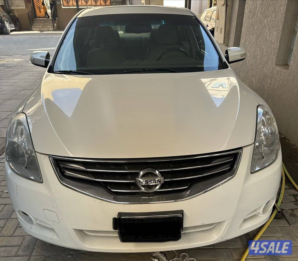 للبيع نيسان التيما ٢٠١١ نظيف من المالك الاصلي وارد البابطين0