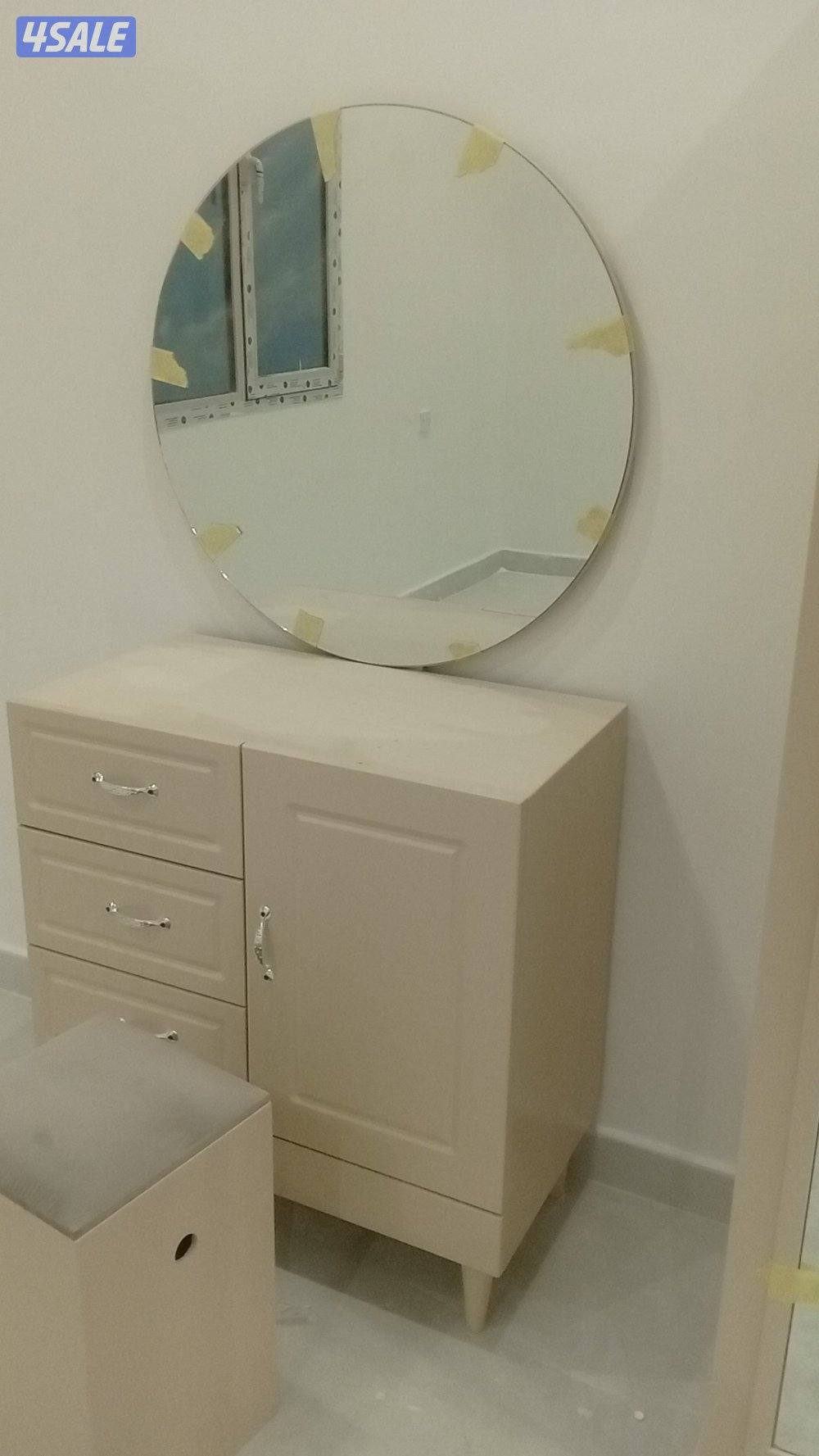 العفش جديد ثلاجة وغساله وتلفزيون وفرن وخمس غرف نوم عباره سرير وكب ٤باب1