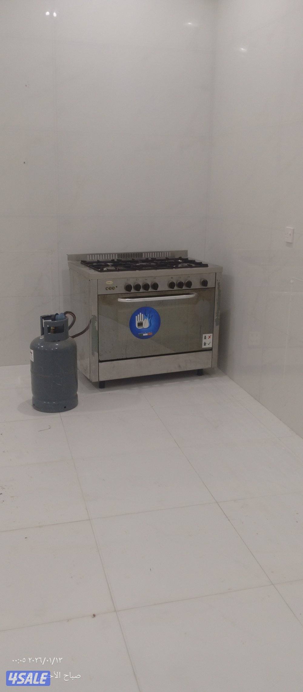 العفش جديد ثلاجة وغساله وتلفزيون وفرن وخمس غرف نوم عباره سرير وكب ٤باب4