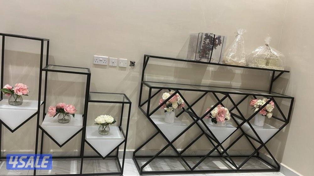 الصاله من ميداس سعرها ٣٠٠٠ مع طاولاتها وستارتها وطاولة ضيافة جانبية1