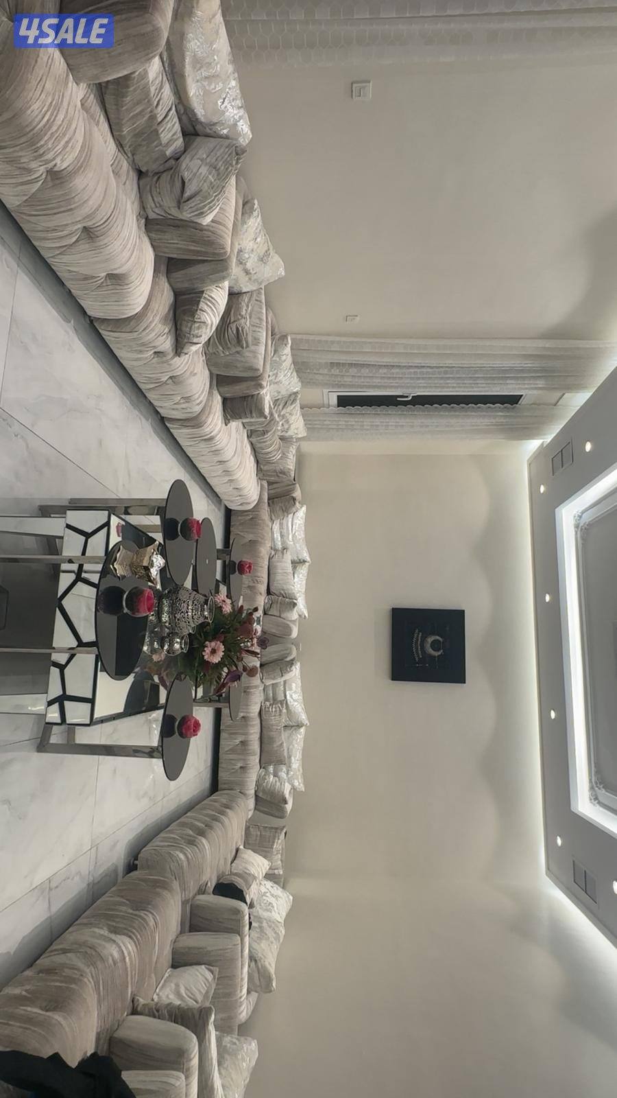 الصاله من ميداس سعرها ٣٠٠٠ مع طاولاتها وستارتها وطاولة ضيافة جانبية0