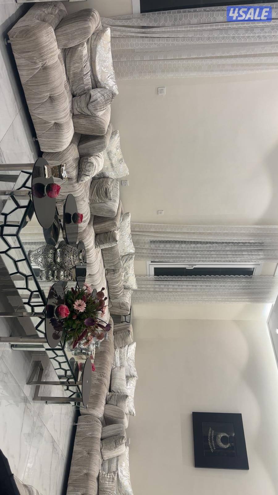 الصاله من ميداس سعرها ٣٠٠٠ مع طاولاتها وستارتها وطاولة ضيافة جانبية2