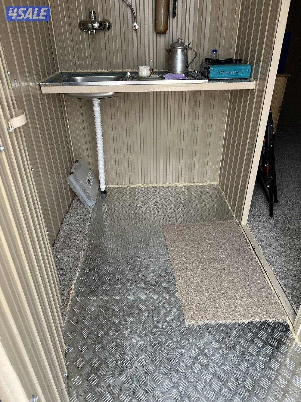 للبيع غرفه و مطبخ تحظيري وحمام  الطول ٦  العرض ٤ جديده  استعمال  شهر0