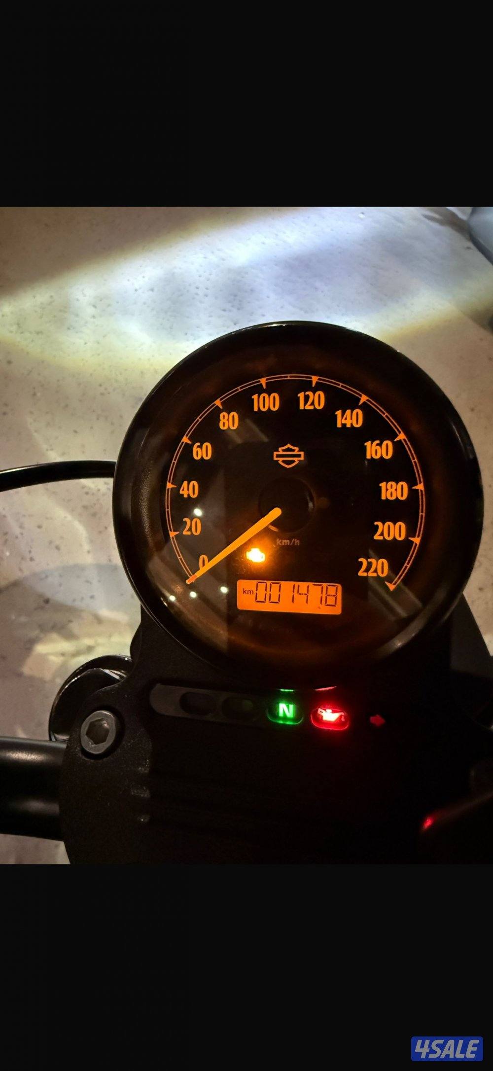 للبيع هارلي IRON 883 موديل 2021 ممشى 1400 كيلو السيكل مخزن ونظيف0