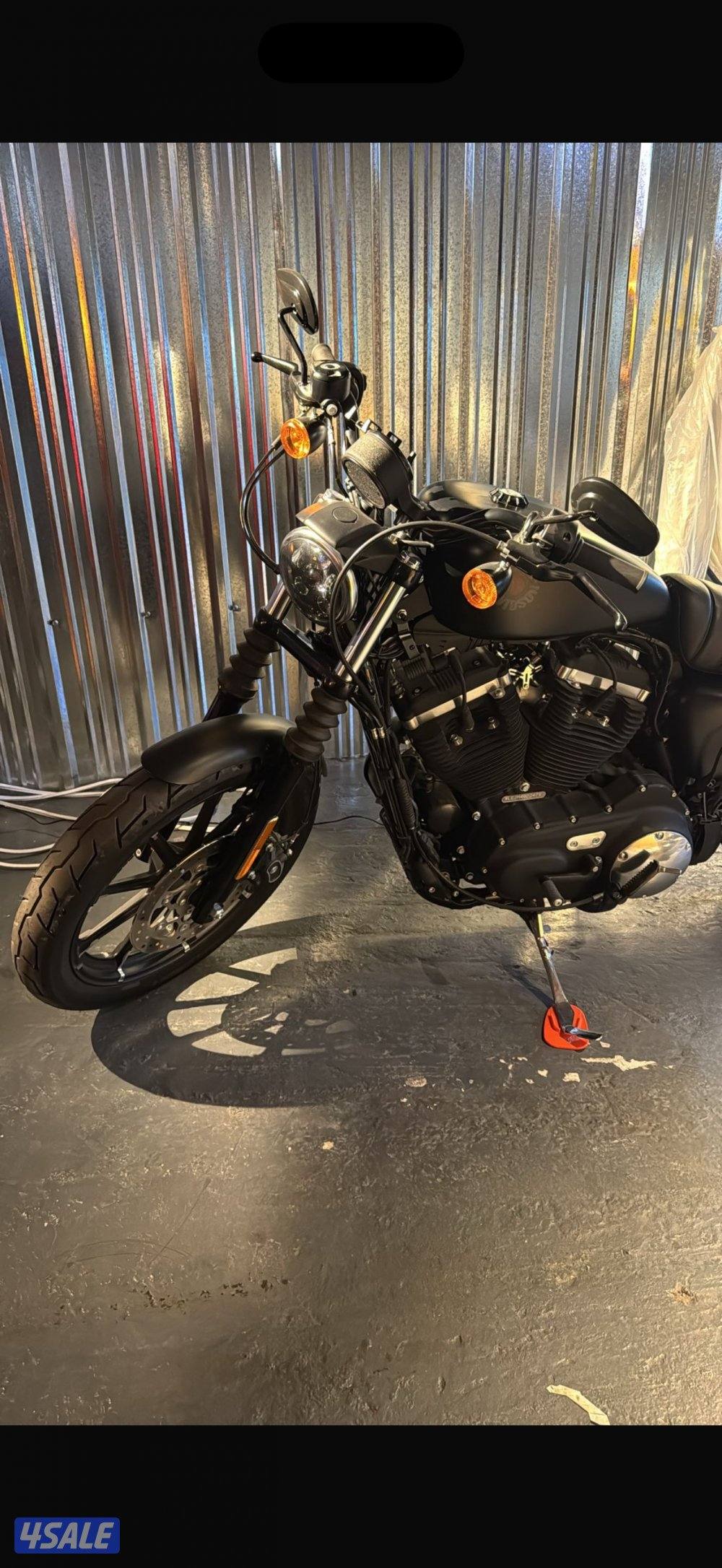للبيع هارلي IRON 883 موديل 2021 ممشى 1400 كيلو السيكل مخزن ونظيف1