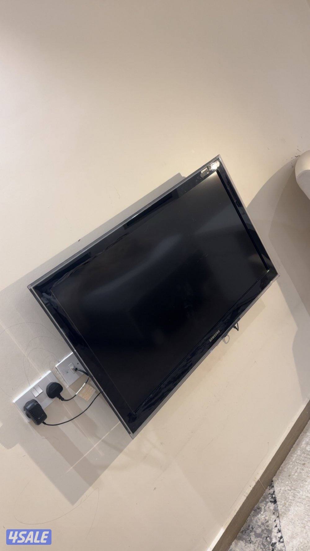 شاشة سامسونج جيدة وتشتغل بدون كسرات سعر 15 دينار غيره لاتجيني و شكرا1