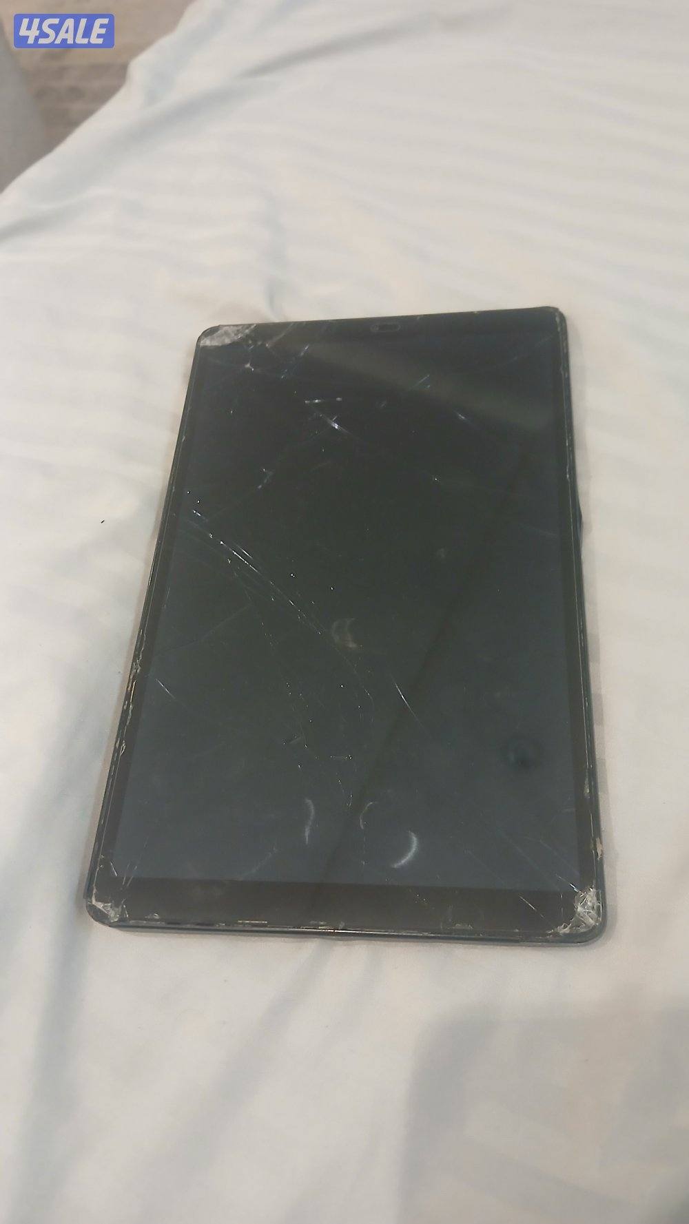 للبيع ايباد برو ٢٥ دينار فقط كسر بشاشه وكل شي شغال ما يشكي من شيء3