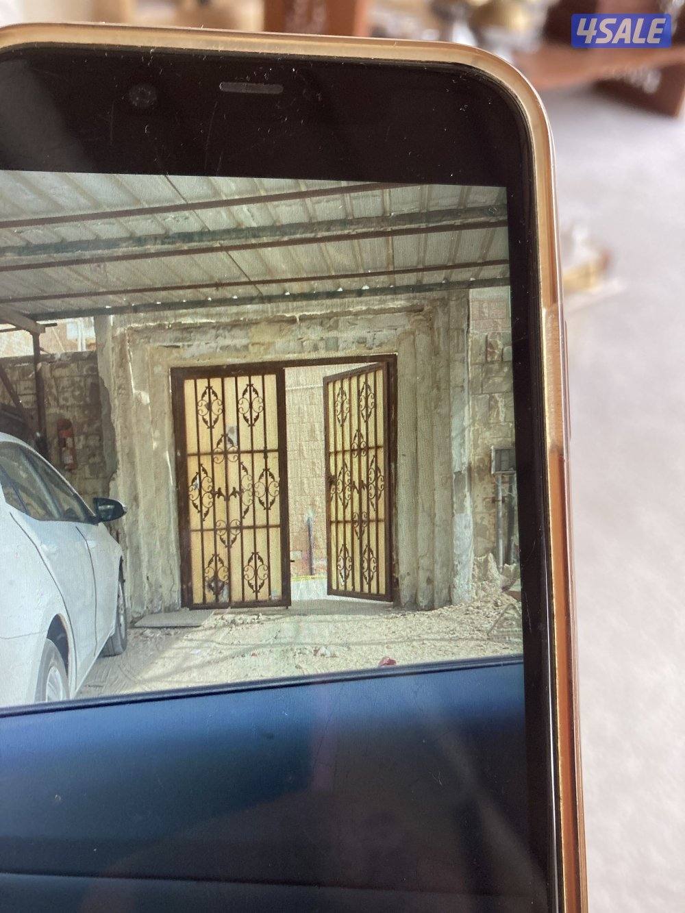 للبيع بيت في الصباحيه ٦٠٠ م ق ١  قديم  شارع واحد0