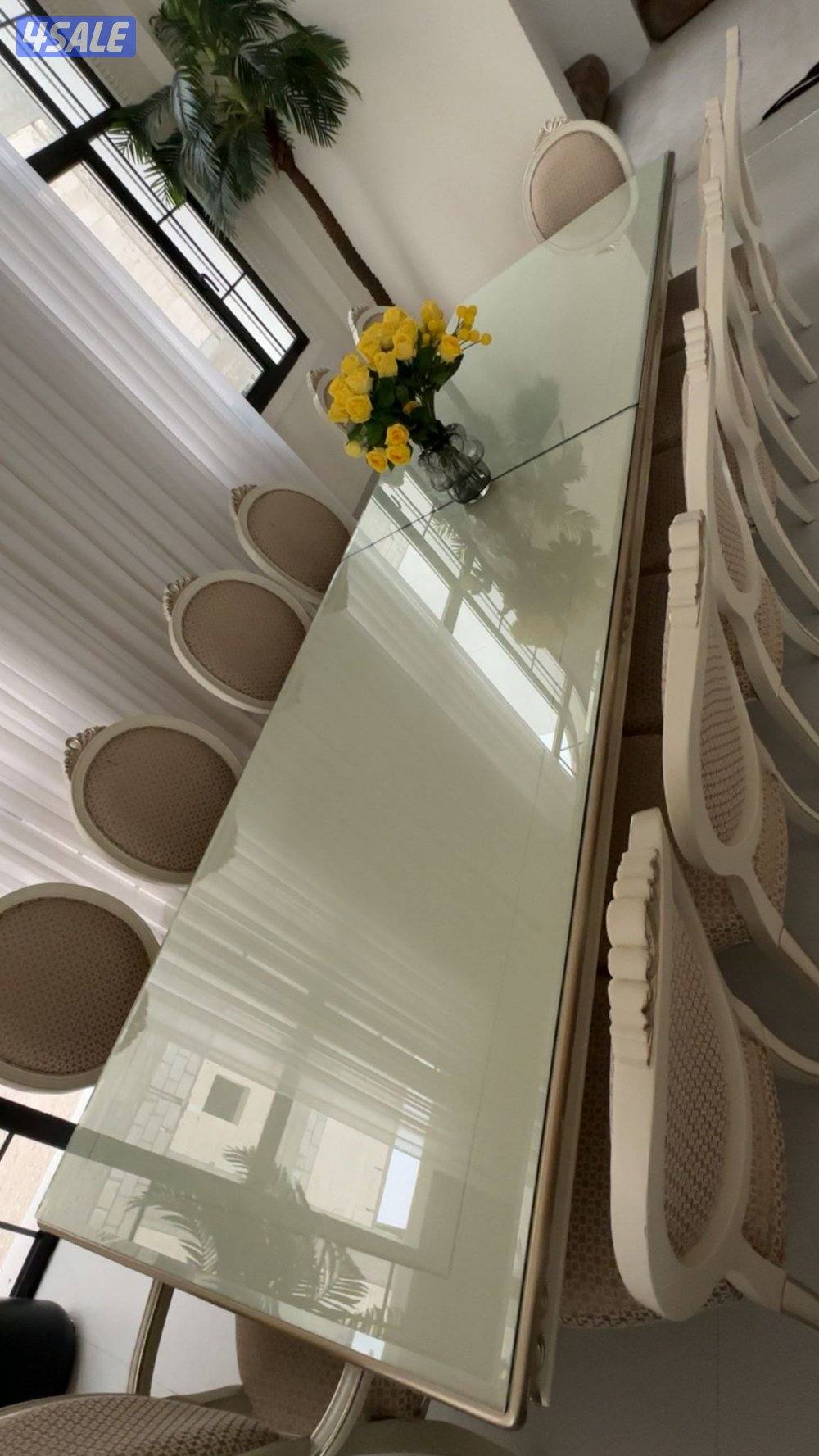 طاوله طعام مع زجاج سكريت مع 14 كرسي فخم  .. الطاوله جديده ونظيفه ..0