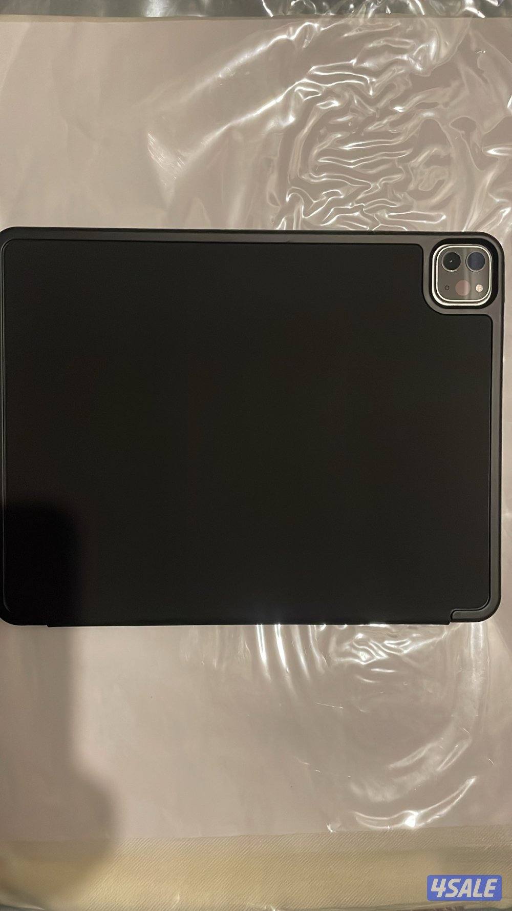 ايباد برو استعمال نظيف جداً ويجي معاه كفر ١١ إنش ٢٥٦ قيقا0