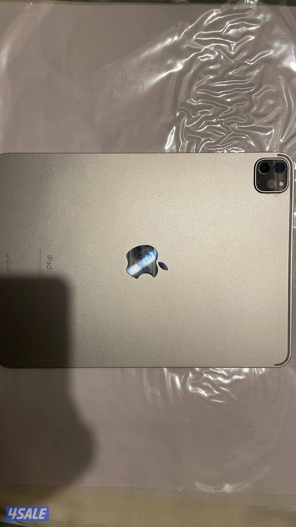 ايباد برو استعمال نظيف جداً ويجي معاه كفر ١١ إنش ٢٥٦ قيقا1