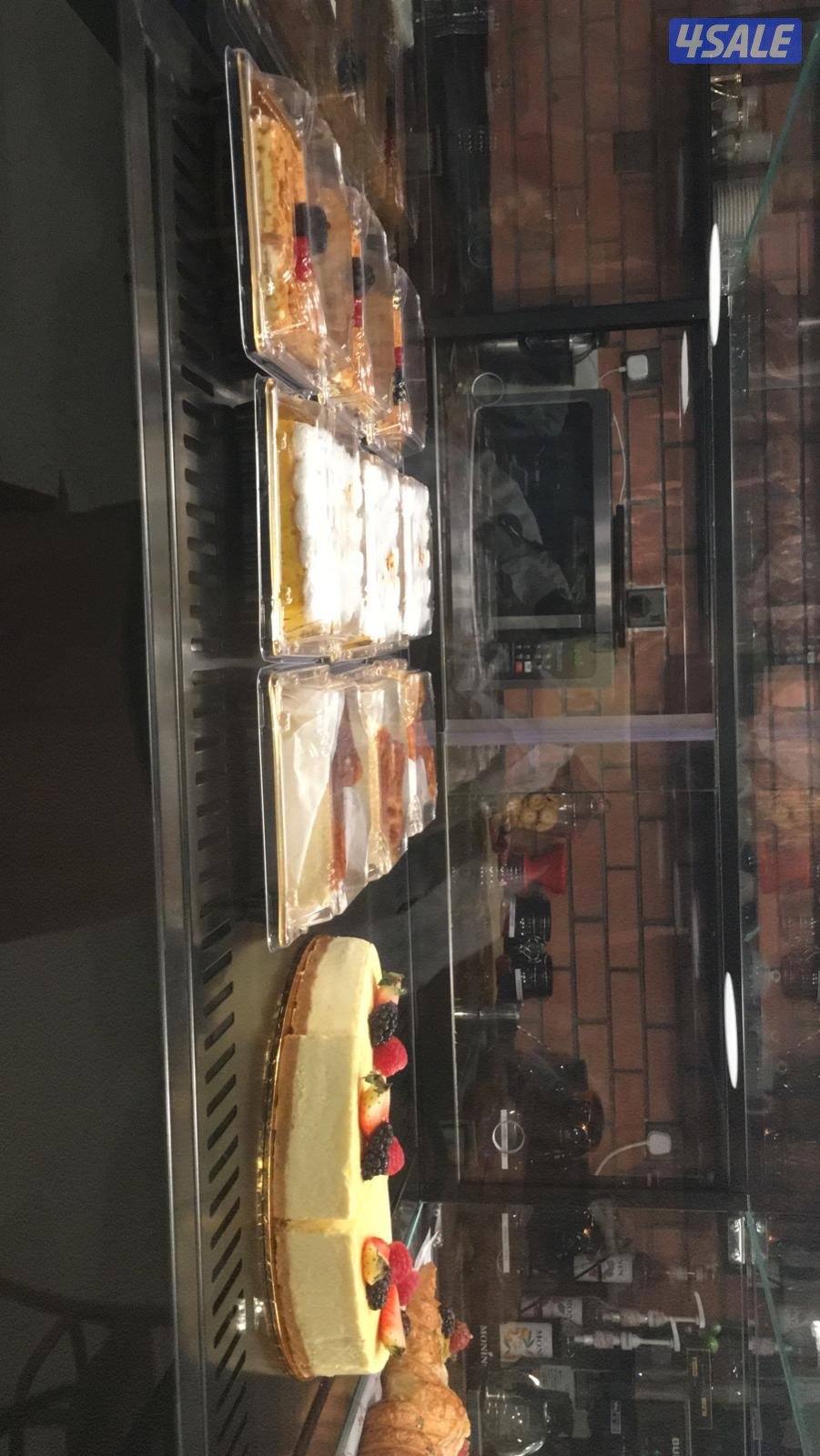 ثلاجة عرض في مطعم وكوفي شوب1