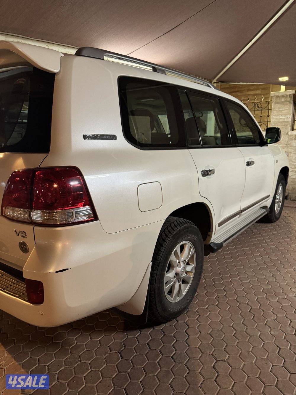 للبيع لاند كروزر موديل 2011 اللون ابيض المالك الاول ماشي 305 الف3