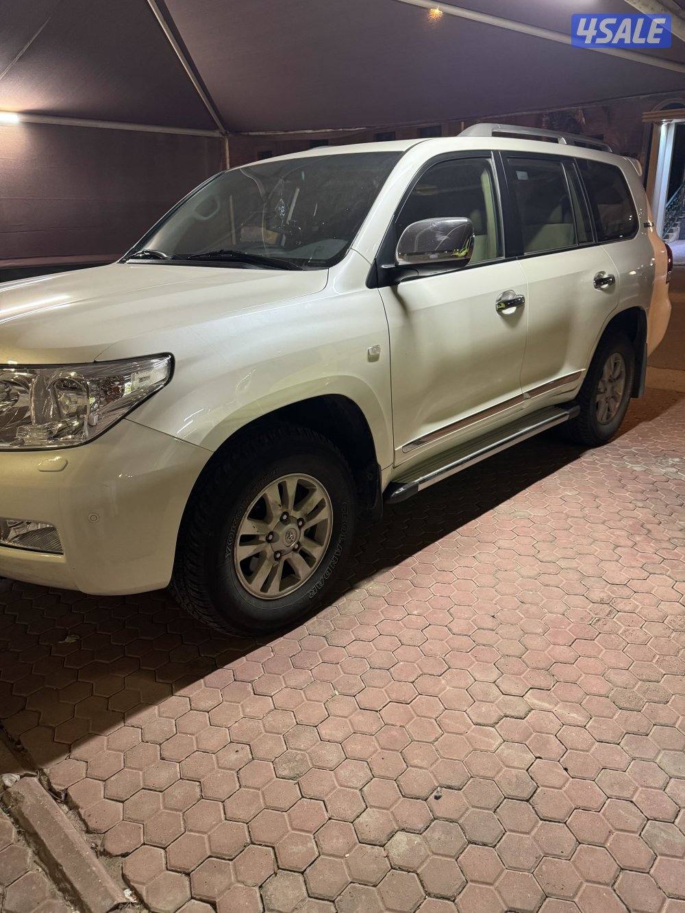 للبيع لاند كروزر موديل 2011 اللون ابيض المالك الاول ماشي 305 الف4