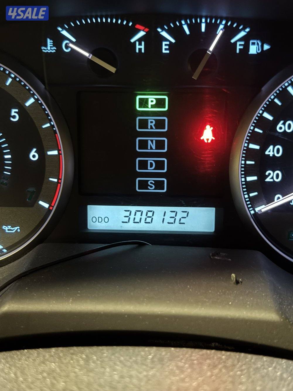 للبيع لاند كروزر موديل 2011 اللون ابيض المالك الاول ماشي 305 الف10