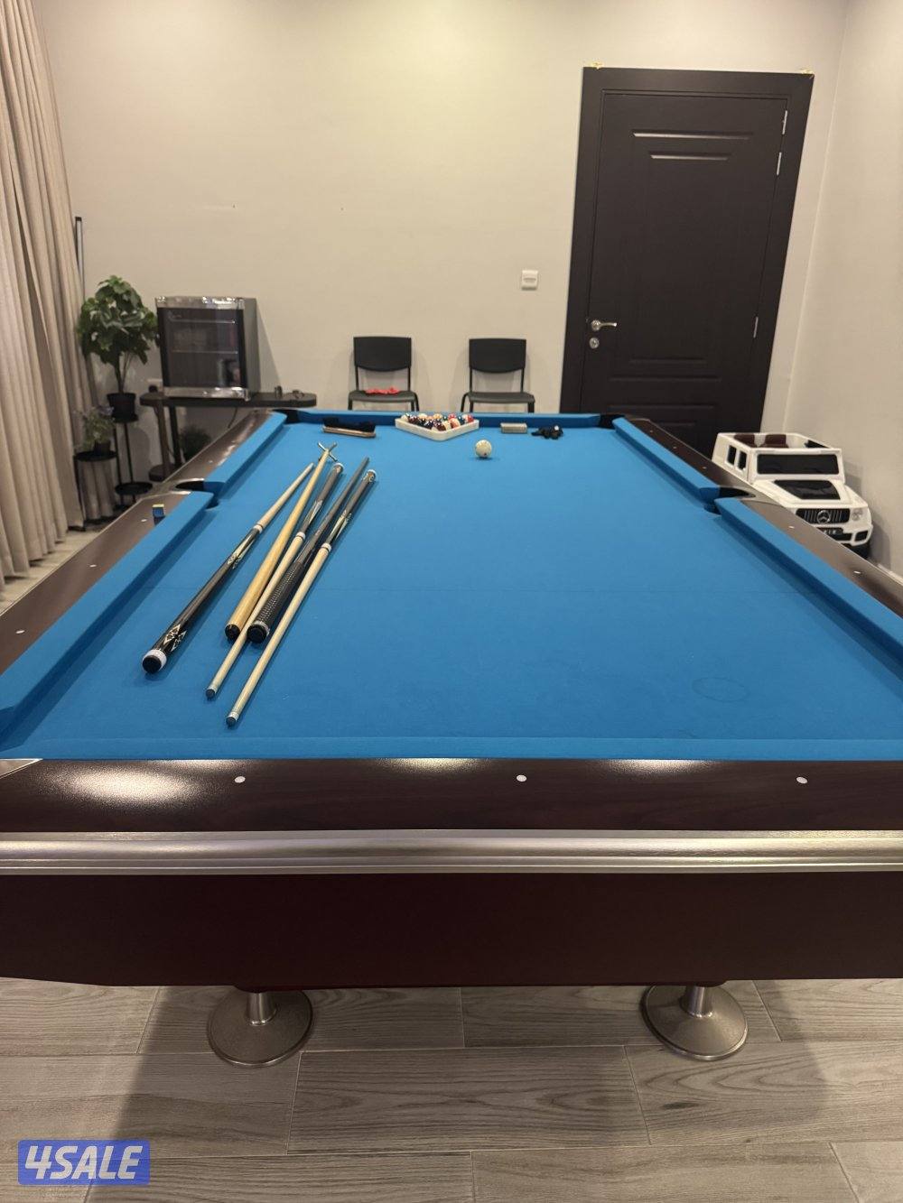 طاولة بلياردو مو ناقصها شي مع كيو سعره ١١٠ من ضمن ٦٠٠ شامل كل أغراضها1