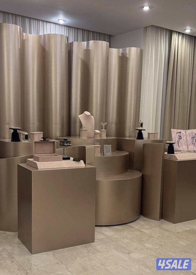 ٥طاولات دزه وخلفيتين مصنوعين من الخشب مع ستاند الشبكه والساعه والعطور0