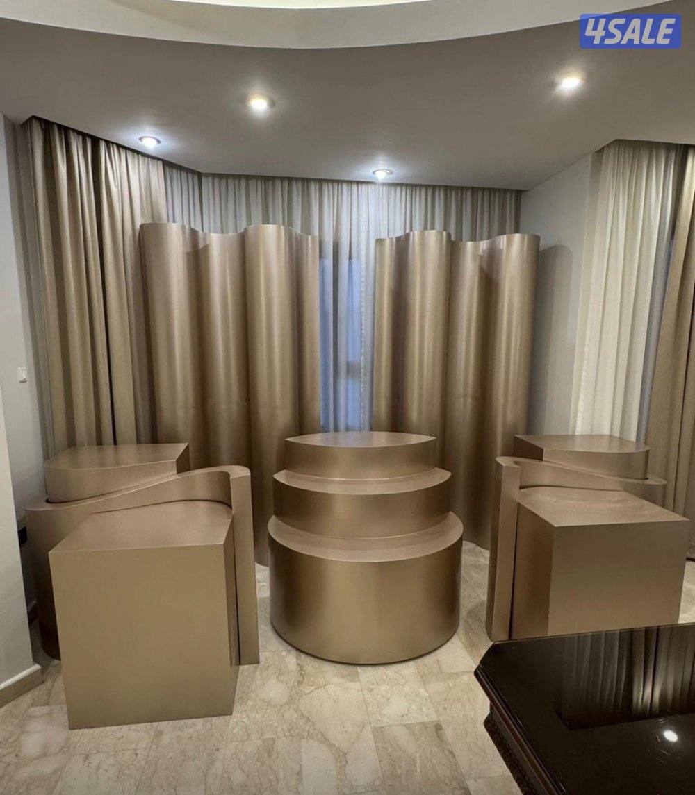 ٥طاولات دزه وخلفيتين مصنوعين من الخشب مع ستاند الشبكه والساعه والعطور1