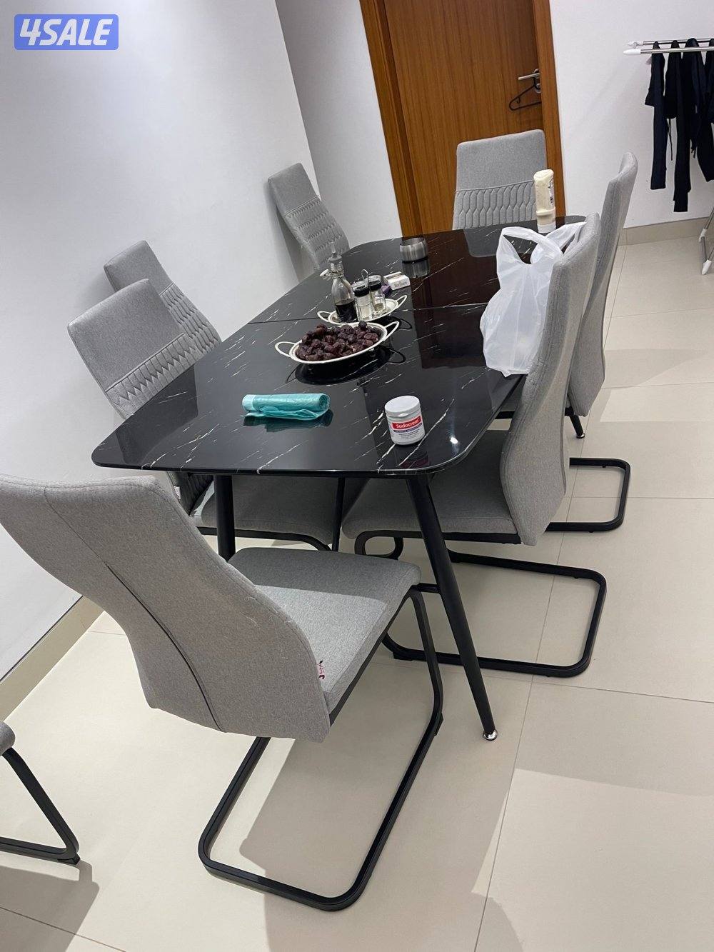 طاولة طعام0