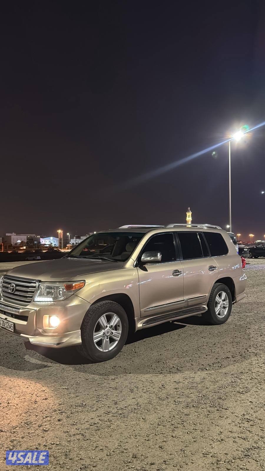 للبيع لاندكروزر موديل 2012 اللون ذهبي3