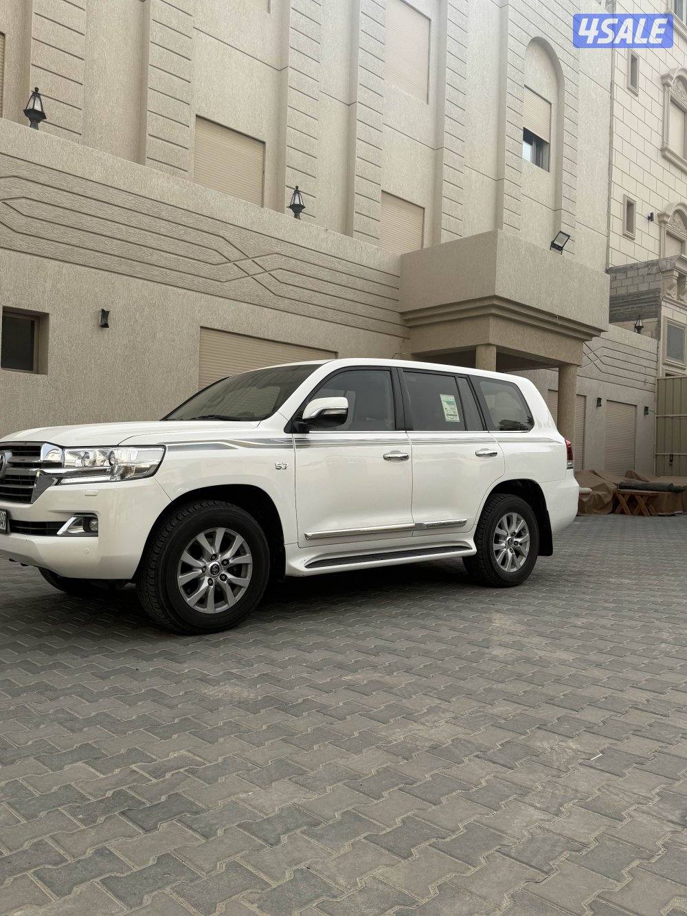 للبيع جيب تيوتا لاندكروزر vxr وارد الخليخ0