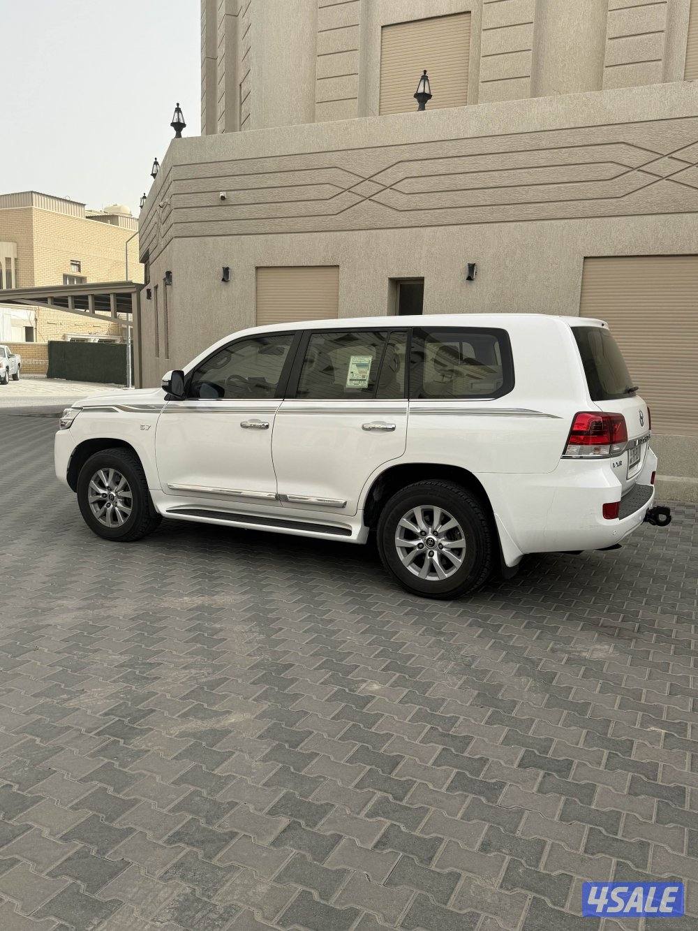 للبيع جيب تيوتا لاندكروزر vxr وارد الخليخ3